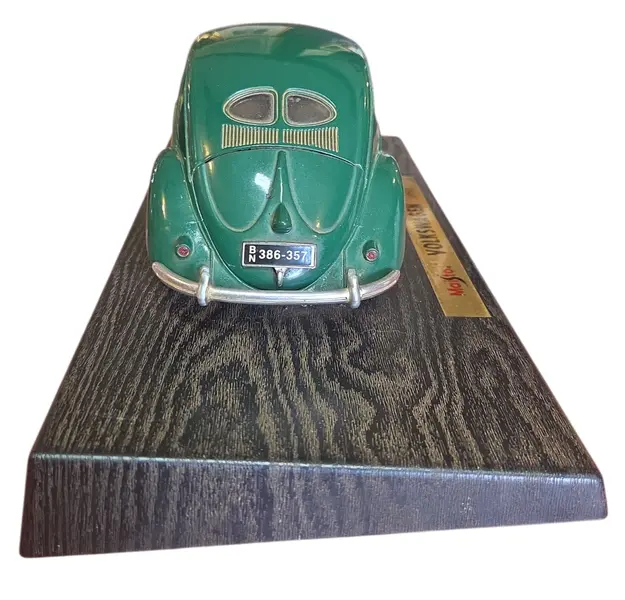 Foto de um(a) Miniatura Volkswagen 1951 (Fusca Split Window) - Verde Musgo - Escala 1:18, da categoria de Carros e caminhões de brinquedo. Esta miniatura representa uma das fases mais raras e desejadas da história da Volkswagen: o modelo de 1951. Conhecido... Mostrado de uma perspectiva diferente. Vendido no marketplace Trésors.