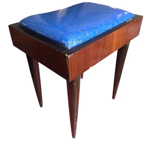 Foto de um(a) Banqueta Pé Palito Anos 50, da categoria de Banquetas. Reviva a era de ouro do design com esta banqueta icônica dos anos 50! Com os clássicos pés palito cônicos e um tampo de... Vendido no marketplace Trésors.