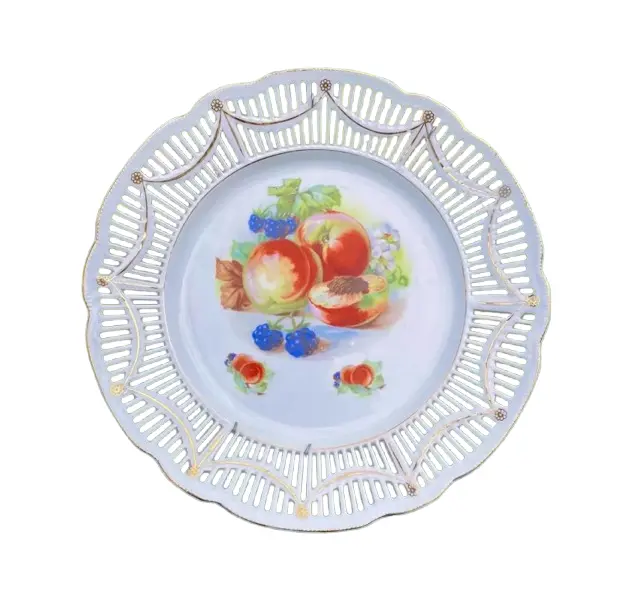 Foto de um(a) Antigo Grande Prato Medalhão Porcelana Alemã Fenestrado, da categoria de Pratos Decorativos. Schumann, Bavaria. Germany. Antigo e grande prato medalhão decorativo com decoração de frutas, dita natureza morta, borda... Vendido no marketplace Trésors.