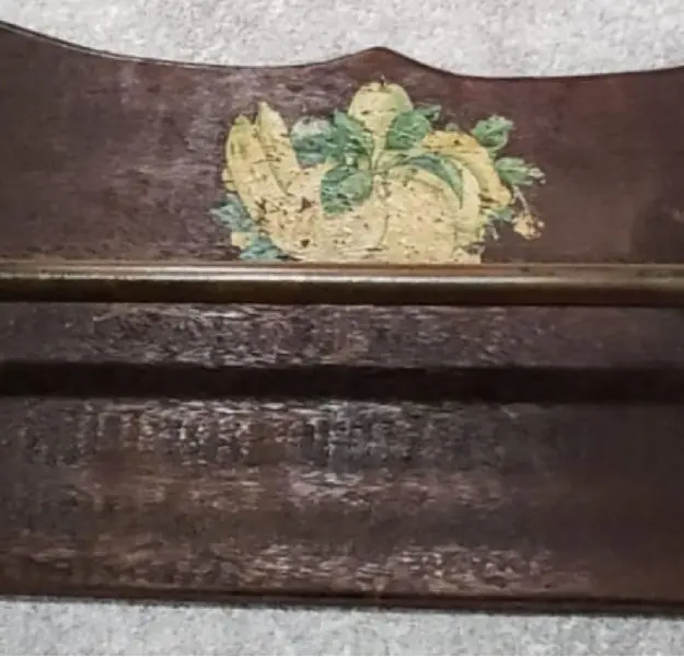 Foto de um(a) Cabideiro Imbuia 70'S, da categoria de Cabideiros e porta-chapéus. Cabideiro/suporte em imbuia com desenho de frutas e barra de cobre oxidada, década de 1970 peça única pelo designer marcelus... Mostrado de uma perspectiva diferente. Vendido no marketplace Trésors.