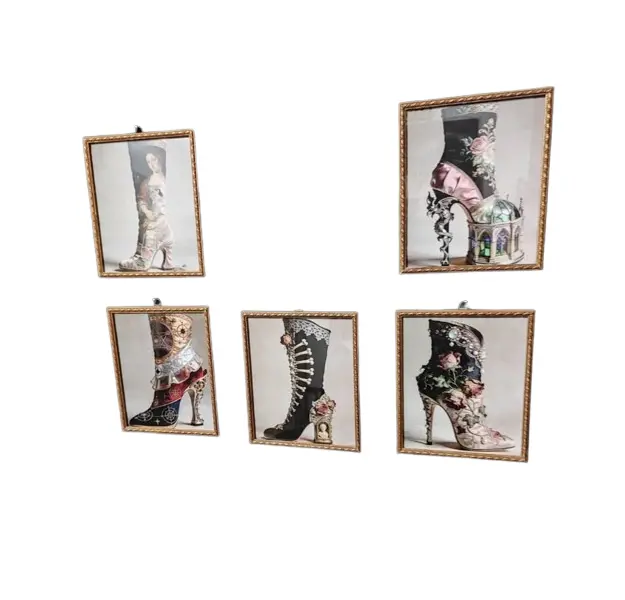 Foto de um(a) Combo Quadros Sapatos Modernos com Pegada Clássica, da categoria de Impressões. Quando a forma é direita não tem erro! Assim, os cinco quadros fazem uma evolução não manual, mas tecnológica e com pegada... Vendido no marketplace Trésors.