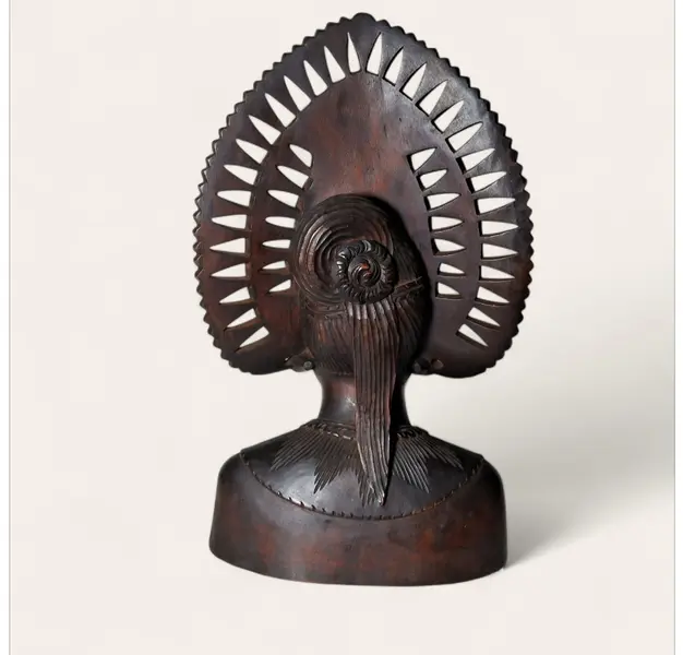 Foto de um(a) Escultura feminina da Indonésia, da categoria de Escultura. Belíssima representação de figura feminina, divindade, com exímio trabalho de entalhe. Origem: Indonésia, anterior à sua... Mostrado de uma perspectiva diferente. Vendido no marketplace Trésors.