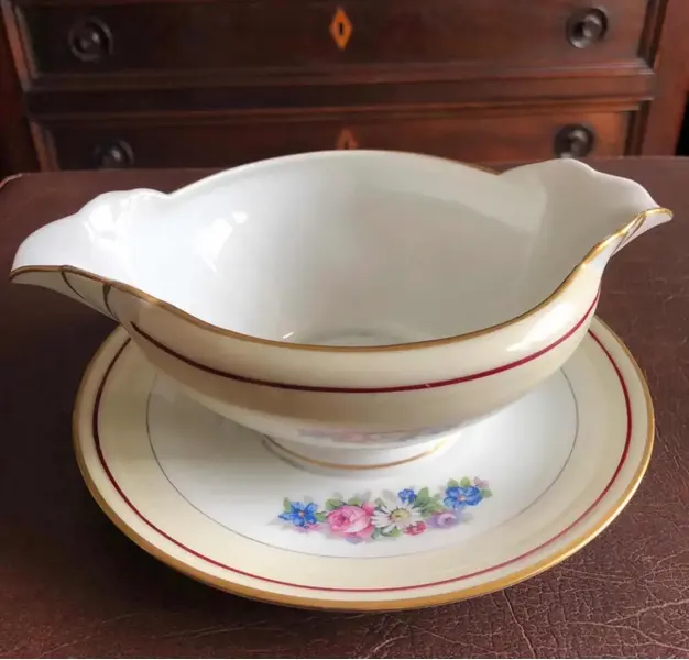 Foto de um(a) Antiga Molheira Em Porcelana Francesa Limoges Pintada À Mão, da categoria de Outros utensílios para servir. Antiga e linda molheira em fina porcelana francesa, pintada à mão com flores e acabamento com filetes de ouro. Início do... Mostrado de uma perspectiva diferente. Vendido no marketplace Trésors.
