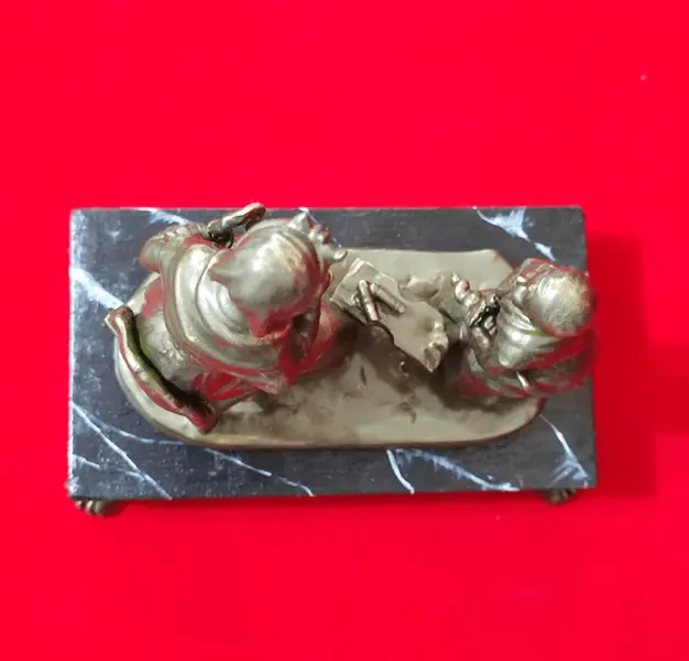 Foto de um(a) Escultura em Biscuit Bronze Oxidado, Década de 2000, da categoria de Escultura. Escultura em biscuit com pátina bronze oxidada e azinhavrada, base em madeira marmorizada com pés de latão com a mesma... Mostrado de uma perspectiva diferente. Vendido no marketplace Trésors.