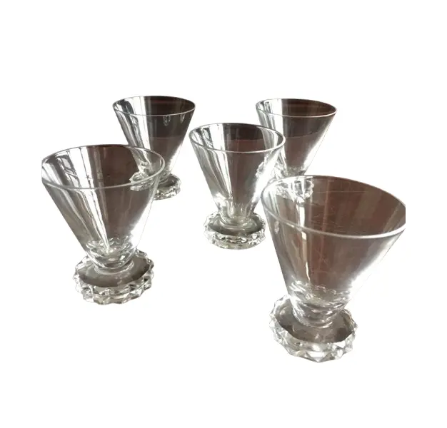 Foto de um(a) Conjunto Cálices Copinhos Em Cristal Francês Saint Louis, da categoria de Copos e taças. 5 antigos copinhos para licor em cristal francês saint louis, selados no fundo, em perfeito estado. Vendido no marketplace Trésors.