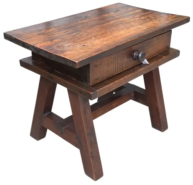 Foto de um(a) Mesa de Cabeceira em Madeira Maciça Antiga com Gaveta e Puxador de Madeira, da categoria de Cabeceiras. Excelente mesa de cabeceira confeccionada integralmente em madeira maciça de alta densidade e com estrutura robusta. Mostrado de uma perspectiva diferente. Vendido no marketplace Trésors.