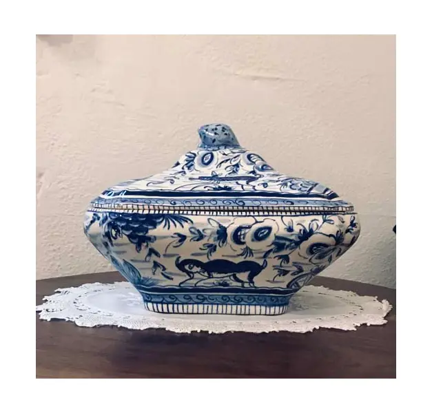 Foto de um(a) Centro de mesa em porcelana assinada Luiz Salvador, da categoria de Centro de mesa. Elegante e raro centro de mesa com tampa e pega em porcelana pintada a mão Luiz Salvador 20A x 28C x 22L assinada e em... Mostrado de uma perspectiva diferente. Vendido no marketplace Trésors.
