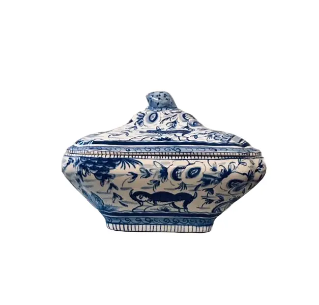 Foto de um(a) Centro de mesa em porcelana assinada Luiz Salvador, da categoria de Centro de mesa. Elegante e raro centro de mesa com tampa e pega em porcelana pintada a mão Luiz Salvador 20A x 28C x 22L assinada e em... Vendido no marketplace Trésors.