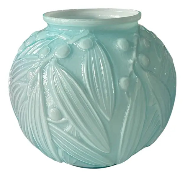 Foto de um(a) Antigo Raro Vaso Jarro Bojudo Em Opalina Azul Art Deco, da categoria de Vasos. Antigo e lindo vaso bojudo em opalina artística na cor azul, linda decoração com folhagens em relevo. Muito decorativo e... Vendido no marketplace Trésors.