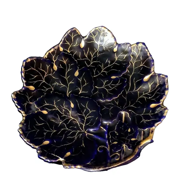 Foto de um(a) Prato Cobalto e Ouro ano 95, da categoria de Pratos Decorativos. Prato em porcelana em forma de folha na cor azul cobalto com ouro. Assinado: regina, 1995 Diâmetro 26 cm / A: 3 cm peso:... Vendido no marketplace Trésors.