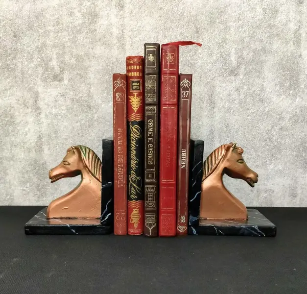 Foto de um(a) Porta Livros Horse Anos 80, da categoria de Apoio para livros. Par de porta livros de minas gerais em pedra sabão com pátina cobre oxidado e suporte marmorizado, década de 1980.**Não... Mostrado de uma perspectiva diferente. Vendido no marketplace Trésors.