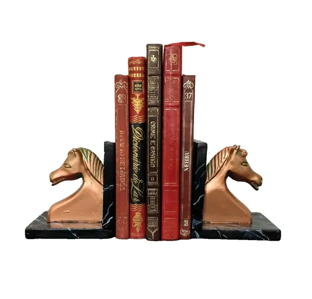 Foto de um(a) Porta Livros Horse Anos 80, da categoria de Apoio para livros. Par de porta livros de minas gerais em pedra sabão com pátina cobre oxidado e suporte marmorizado, década de 1980.**Não... Vendido no marketplace Trésors.