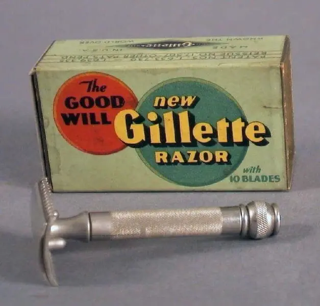 Foto de um(a) Barbearia Vintage anos 40 e 50, da categoria de Outros colecionáveis. Objetos de barbearia vintage: navalha touro 777 da solingen, 1940 barbeador gillette tech gold ball- end, 1946-1950 pincel... Mostrado de uma perspectiva diferente. Vendido no marketplace Trésors.