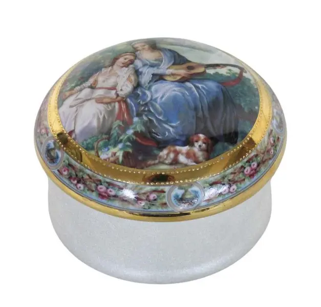 Foto de um(a) Caixa porta-joia clássico europeu, da categoria de Porta-Jóias. Antiga caixa porta-joias de porcelana, ricamente decorada no estilo clássico europeu (possivelmente francesa). Apresenta na... Mostrado de uma perspectiva diferente. Vendido no marketplace Trésors.