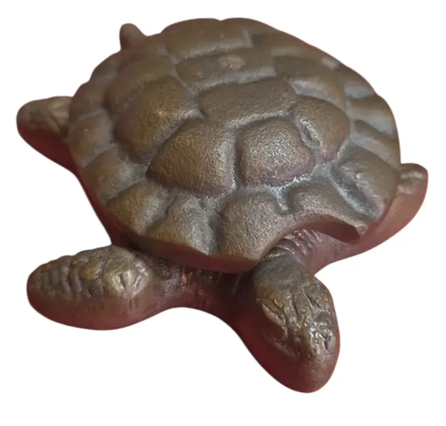 Foto de um(a) Cinzeiro Marinho: Tartaruga em Bronze, da categoria de Cinzeiros. Inspirada na longevidade e resistência das tartarugas marinhas, esta peça decorativa em bronze é um item de destaque para... Mostrado de uma perspectiva diferente. Vendido no marketplace Trésors.