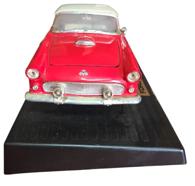 Foto de um(a) Miniatura Ford Thunderbird 1955 - Escala 1:18 - Vermelho/Branco (Relíquia), da categoria de Carros e caminhões de brinquedo. Apresentamos uma peça icônica do automobilismo americano: a miniatura do Ford Thunderbird 1955. Este exemplar capta toda a... Mostrado de uma perspectiva diferente. Vendido no marketplace Trésors.