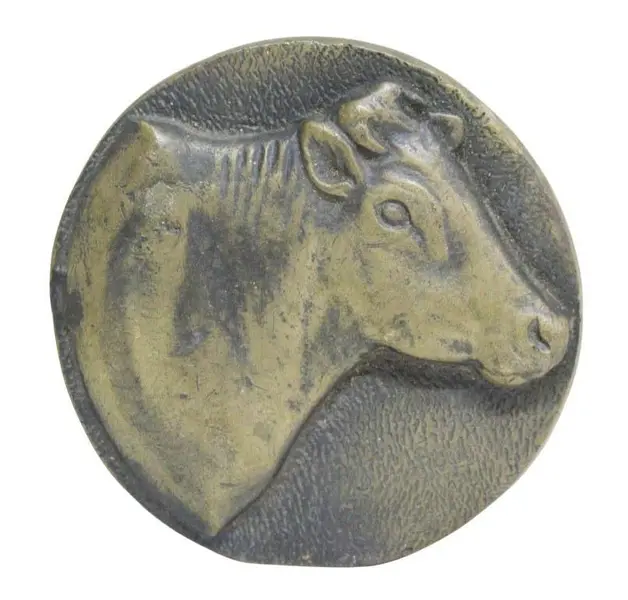 Foto de um(a) Par de placas em bronze, da categoria de Placas. Par de antigas placas redondas em bronze, com figura de boi em alto relevo, peças bem sólida e pesada. Medida 10 cm de... Mostrado de uma perspectiva diferente. Vendido no marketplace Trésors.