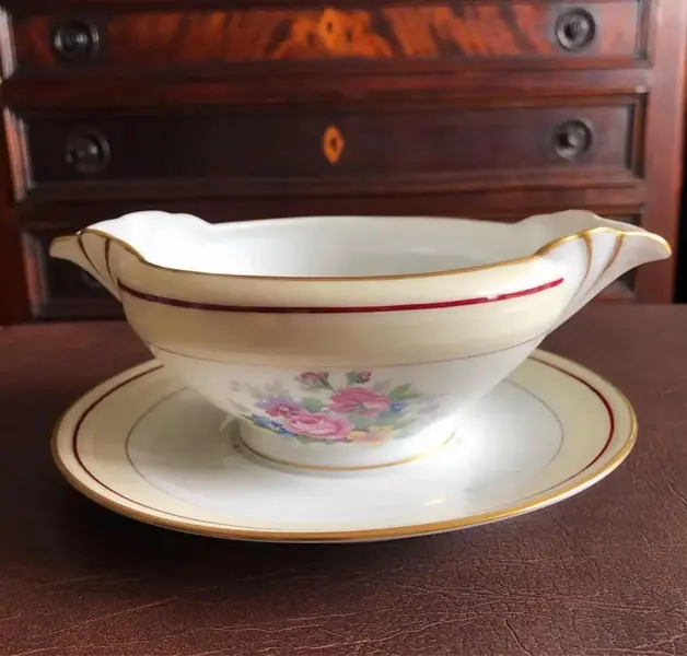 Foto de um(a) Antiga Molheira Em Porcelana Francesa Limoges Pintada À Mão, da categoria de Outros utensílios para servir. Antiga e linda molheira em fina porcelana francesa, pintada à mão com flores e acabamento com filetes de ouro. Início do... Mostrado de uma perspectiva diferente. Vendido no marketplace Trésors.