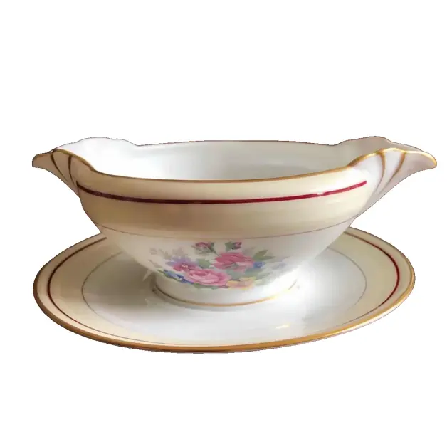 Foto de um(a) Antiga Molheira Em Porcelana Francesa Limoges Pintada À Mão, da categoria de Outros utensílios para servir. Antiga e linda molheira em fina porcelana francesa, pintada à mão com flores e acabamento com filetes de ouro. Início do... Vendido no marketplace Trésors.