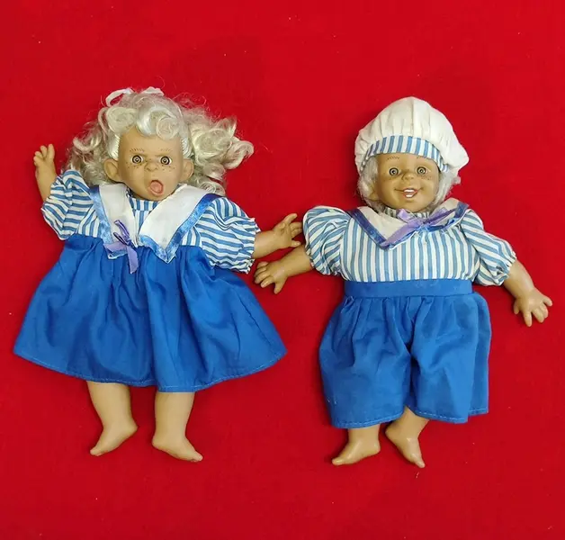 Foto de um(a) Casal Bonecas Caretinha, Expression Kids Vinil, Década de 1990, da categoria de Bonecas. Combo das bonecas expeession kids feitas em vinil, espuma e vestes em tecido. Expressões faciais engraçadas e de choro,... Mostrado de uma perspectiva diferente. Vendido no marketplace Trésors.