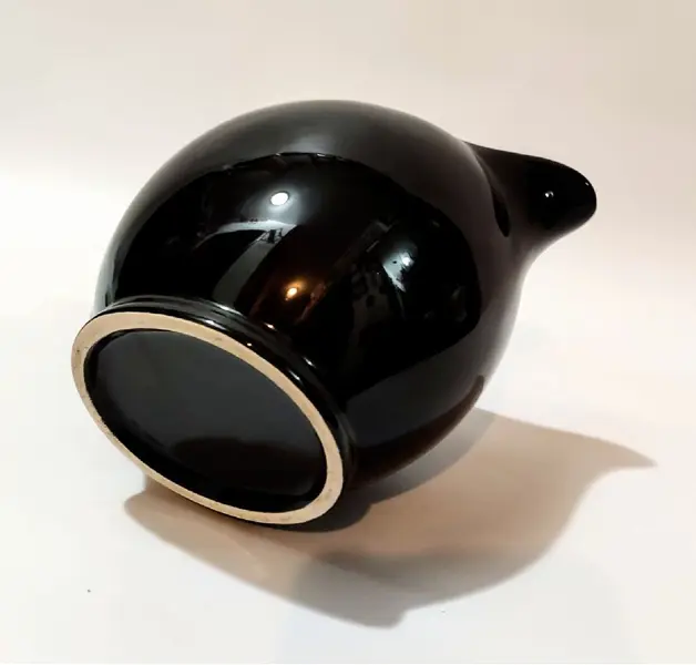 Foto de um(a) Leiteira Porcelana 90'S, da categoria de Leiteira. Leitera em porcelana bi color: nas cores preta por fora e branca por dentro sem marca de fabricante, década de 1990.A: 11 cm... Mostrado de uma perspectiva diferente. Vendido no marketplace Trésors.