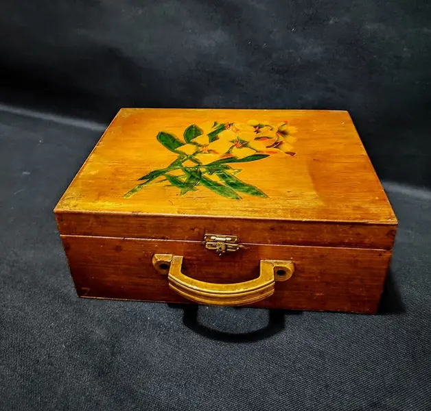 Foto de um(a) Caixa de Costura em Madeira com Decoupage Floral, Década de 1940, da categoria de Cestos e Caixas. Caixa de costura em madeira com pintura na tampa e decoupage na parte interna, alça em baquelite e dobradiças laterais... Mostrado de uma perspectiva diferente. Vendido no marketplace Trésors.