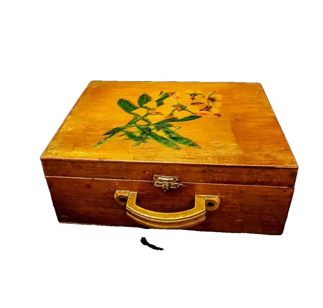 Foto de um(a) Caixa de Costura em Madeira com Decoupage Floral, Década de 1940, da categoria de Cestos e Caixas. Caixa de costura em madeira com pintura na tampa e decoupage na parte interna, alça em baquelite e dobradiças laterais... Vendido no marketplace Trésors.