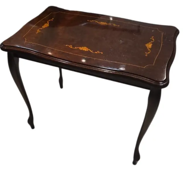 Foto de um(a) Mesa Auxiliar Clássica com Marchetaria Floral e Pés Cabriolé, da categoria de Conjunto de mesas e cadeiras. Sofisticada mesa de apoio/auxiliar em estilo clássico, perfeita para enriquecer a decoração da sala de estar, hall de... Vendido no marketplace Trésors.