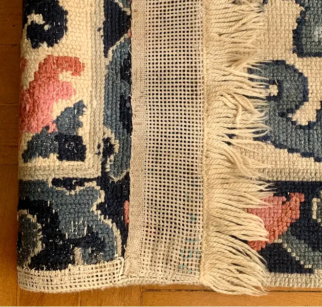 Foto de um(a) Tapete Arraiolo anos 70 tecido a mão em tons azuis, da categoria de Tapetes. Tapete arraiolo anos 70 tecido a mão em tons azuis medindo 1,50m x 80cm. Mostrado de uma perspectiva diferente. Vendido no marketplace Trésors.