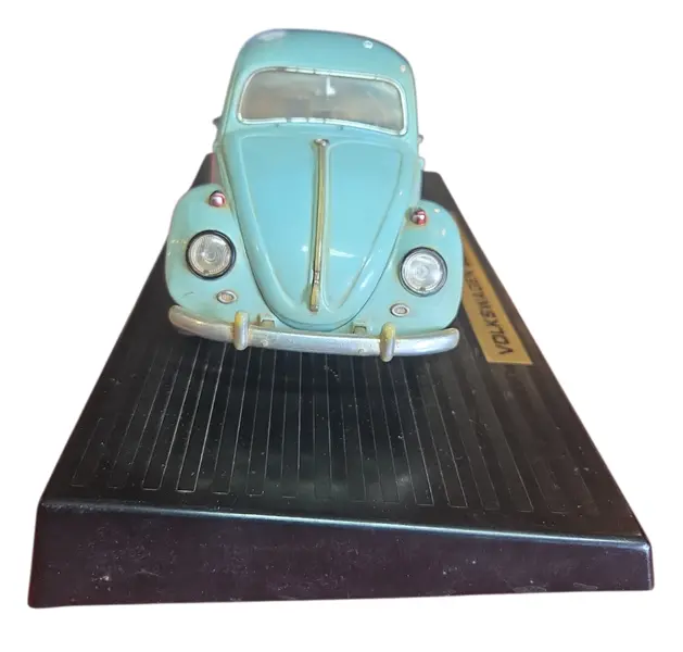 Foto de um(a) Miniatura Volkswagen Beetle (Fusca) 1967 - Azul - Escala 1:18 (Relíquia), da categoria de Carros e caminhões de brinquedo. Esta é uma peça indispensável para qualquer colecionador de clássicos: a miniatura do Volkswagen Beetle 1967. O modelo de... Mostrado de uma perspectiva diferente. Vendido no marketplace Trésors.