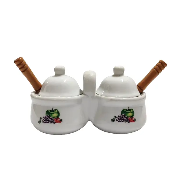 Foto de um(a) Galheteiro de Mesa em Porcelana, Década de 2000, da categoria de Saleiros e pimenteiros. Galheteiro de mesa em porcelana com adesivo de frutas somente de um lado. Tampa e colheres com cabo de madeira. Made in... Vendido no marketplace Trésors.