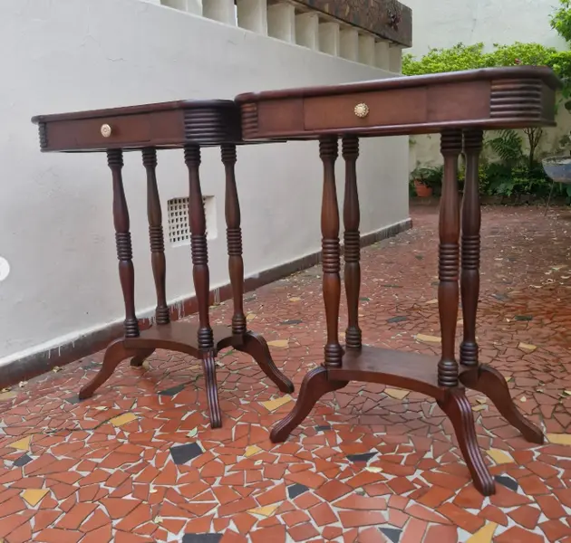 Foto de um(a) Par de mesas de canto em madeira nobre, da categoria de Mesas laterais. Belíssimo par de mesas de canto em madeira nobre com pés torneados e gavetas (peças restauradas)Medidas: altura 69 cm x... Mostrado de uma perspectiva diferente. Vendido no marketplace Trésors.
