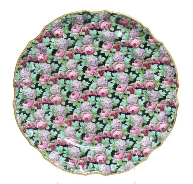 Foto de um(a) Prato em louça MAUA (TRENZINHO) MARCA REGIST, da categoria de Pratos Decorativos. Antigo prato em louça da famosa manufatura MAUA (TRENZINHO) MARCA REGIST, conforme inscrição no verso. Farta e delicada... Vendido no marketplace Trésors.