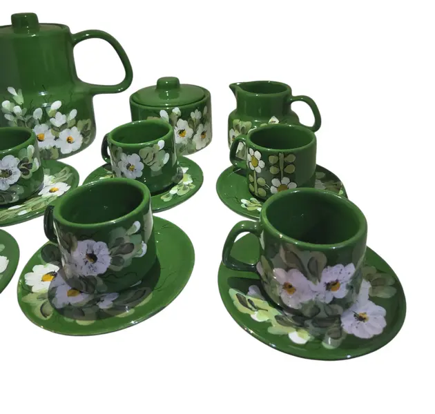 Foto de um(a) Jogo de Café/Chá em Porcelana Esmaltada Verde – Pintura Floral Artesanal – 15 Peças, da categoria de Conjuntos de café e chá. Encante seus convidados com este magnífico conjunto de café em porcelana esmaltada. Com um acabamento em verde folha... Mostrado de uma perspectiva diferente. Vendido no marketplace Trésors.