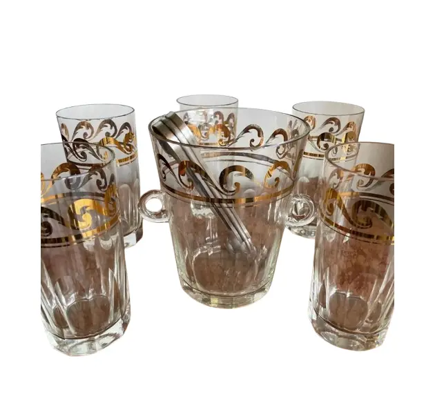 Foto de um(a) Antigo Conjunto Balde De Gelo Com Copos Cristal Art Deco, da categoria de Baldes de Gelo. Antigo e fino conjunto composto por balde gelo e 5 copos em cristal europeu lapidados à mão, com filetes de ouro, acompanha... Vendido no marketplace Trésors.