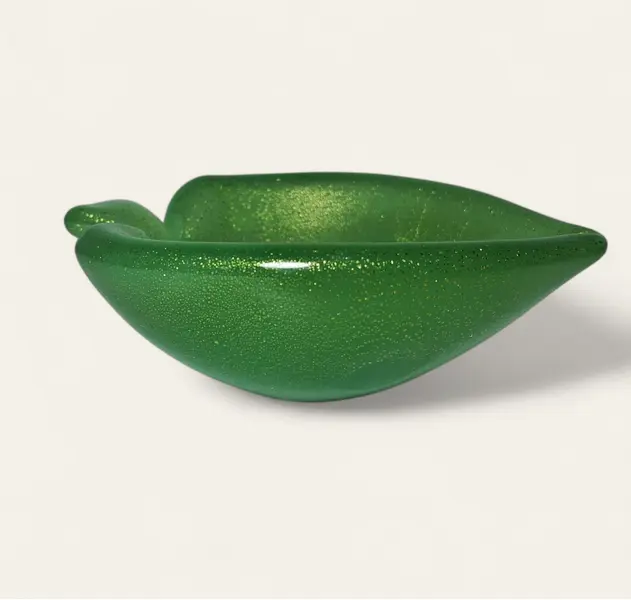 Foto de um(a) Murano verde e ouro, da categoria de Travessas e tigelas. Linda e autêntica peça em Murano na cor verde e detalhes em pó de ouro. Mostrado de uma perspectiva diferente. Vendido no marketplace Trésors.