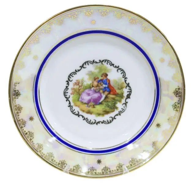 Foto de um(a) Conjunto de 05 pratos para sobremesa, da categoria de Jogos de pratos. Conjunto de 05 pratos para sobremesa em porcelana branca perolizada, com filetes dourado e faixa azul cobalto. Apresenta... Mostrado de uma perspectiva diferente. Vendido no marketplace Trésors.