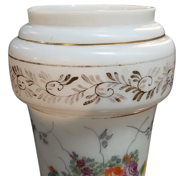 Foto de um(a) Vaso em Vidro Opaline Leitoso – Decoração Floral Pintada à Mão e Filetes Dourados, da categoria de Vasos. Apresentamos um delicado vaso decorativo em vidro leitoso branco, que combina a elegância da opalinagem com a vivacidade da... Mostrado de uma perspectiva diferente. Vendido no marketplace Trésors.