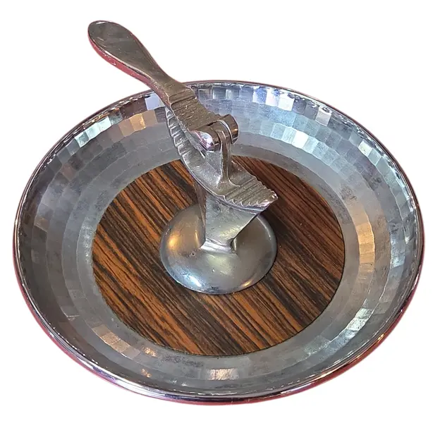 Foto de um(a) Quebra-Nozes Vintage com Base de Servir – Alumínio Polido, Madeira e Prato Martelado, da categoria de Outros utensílios para servir. Elegância para a Sua Mesa Este quebra-nozes não é apenas uma ferramenta, mas uma peça de decoração que evoca o charme das... Mostrado de uma perspectiva diferente. Vendido no marketplace Trésors.