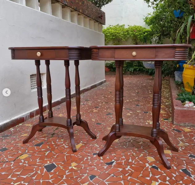 Foto de um(a) Par de mesas de canto em madeira nobre, da categoria de Mesas laterais. Belíssimo par de mesas de canto em madeira nobre com pés torneados e gavetas (peças restauradas)Medidas: altura 69 cm x... Mostrado de uma perspectiva diferente. Vendido no marketplace Trésors.