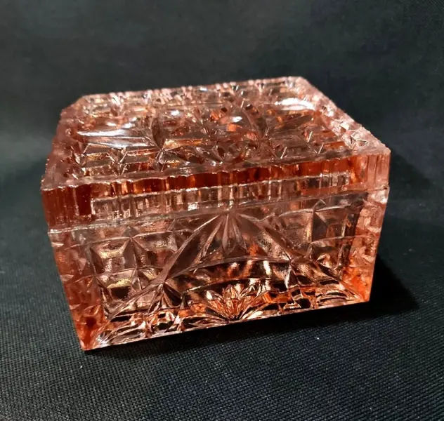 Foto de um(a) Caixa Vidro Rosa Anos 40, da categoria de Cestos e Caixas. Caixa de vidro rosa e em relevo, década de 1949 **um dos cantos está quebradinho mas ainda com todo o requinte e classe do... Mostrado de uma perspectiva diferente. Vendido no marketplace Trésors.