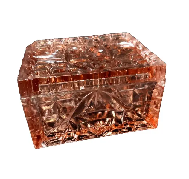 Foto de um(a) Caixa Vidro Rosa Anos 40, da categoria de Cestos e Caixas. Caixa de vidro rosa e em relevo, década de 1949 **um dos cantos está quebradinho mas ainda com todo o requinte e classe do... Vendido no marketplace Trésors.