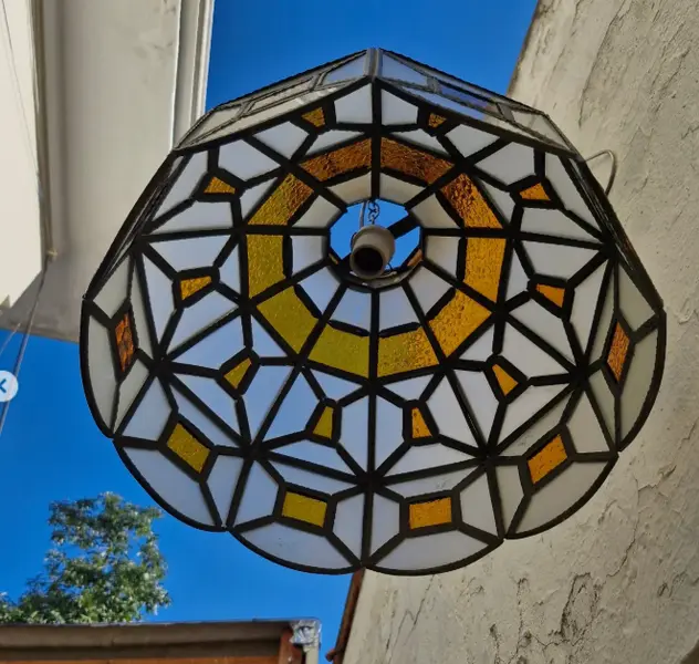 Foto de um(a) ​Lustre pendente antigo em estilo Tiffany, da categoria de Lustres. Lustre pendente antigo em estilo Tiffany, fabricado originalmente entre as décadas de 1960 e 1970.Ele se destaca por sua... Mostrado de uma perspectiva diferente. Vendido no marketplace Trésors.