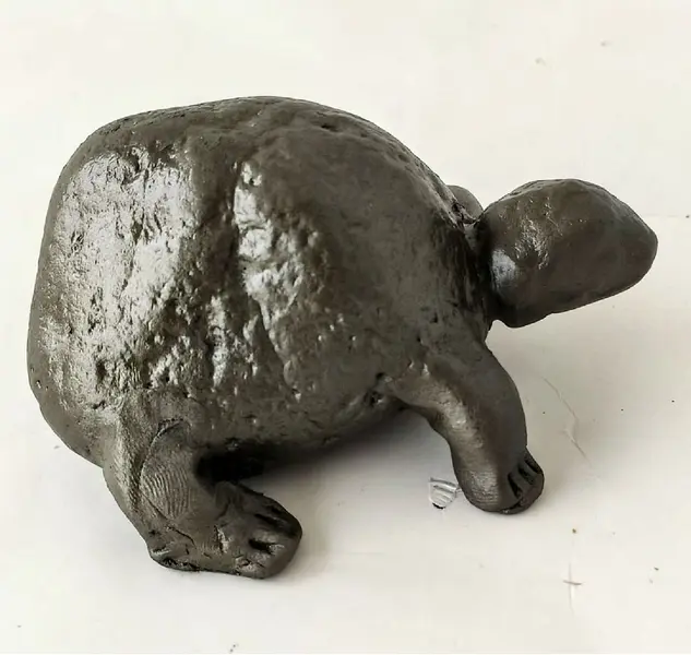 Foto de um(a) Peso de Papel Turtle 90'S, da categoria de Pesos de papel. Tartaruga em pedra com pátina grafite, década de 1990 peça única pelo designer marcelus ribas L: 9,5 cm / A: 5 cm / P: 9 cm... Mostrado de uma perspectiva diferente. Vendido no marketplace Trésors.
