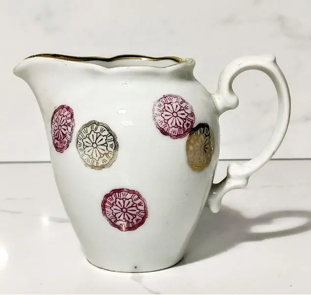 Foto de um(a) Cremeira Renner Anos 70, da categoria de Cremeiras. Cremeira em porcelana policromada brasileira com filete em ouro, da marca renner, década de 1970.A: 9 cm / Diâmetro: 7 cm... Mostrado de uma perspectiva diferente. Vendido no marketplace Trésors.