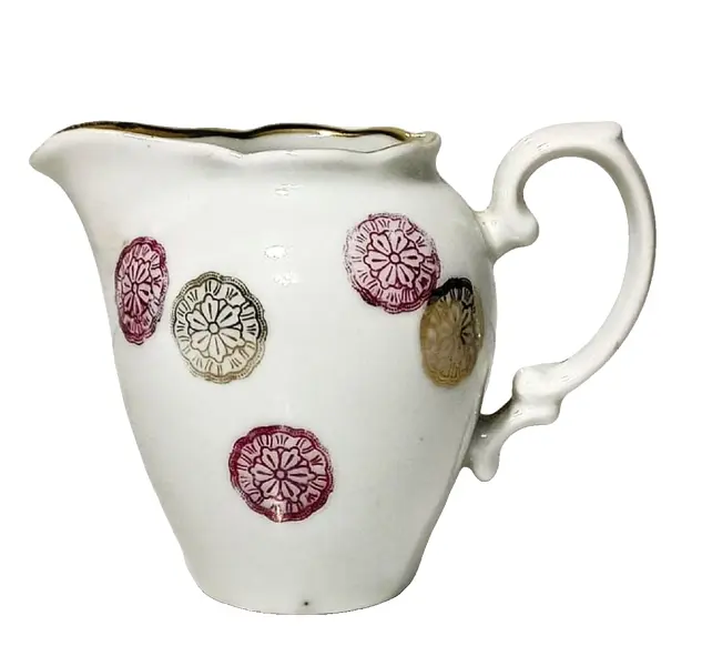 Foto de um(a) Cremeira Renner Anos 70, da categoria de Cremeiras. Cremeira em porcelana policromada brasileira com filete em ouro, da marca renner, década de 1970.A: 9 cm / Diâmetro: 7 cm... Vendido no marketplace Trésors.