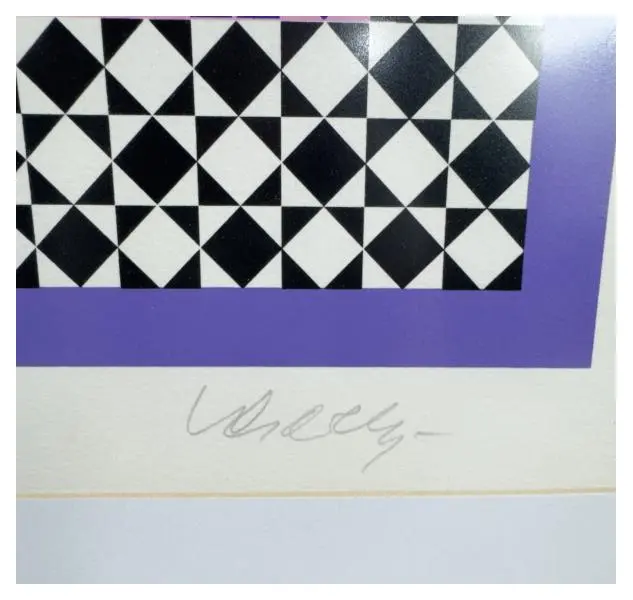 Foto de um(a) Victor Vasarely (1906-1997) - Serigrafia a cores exemplar 166 de 250, assinado a mão pelo artista, da categoria de Serigrafia. Victor Vasarely. Serigrafia a cores exemplar 166 de 250, medindo 70 x 65 cm (obra) e 91 x 85 cm (com sua linda moldura).... Mostrado de uma perspectiva diferente. Vendido no marketplace Trésors.