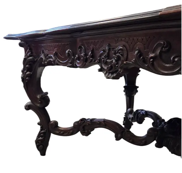 Foto de um(a) Mesa Extensível em Imbuia Maciça Entalhada a Mão, da categoria de Conjunto de mesas e cadeiras. A mesa apresenta entalhes ricos e bem definidos, evidenciando o trabalho artesanal da época. Ideal para ambientes... Mostrado de uma perspectiva diferente. Vendido no marketplace Trésors.