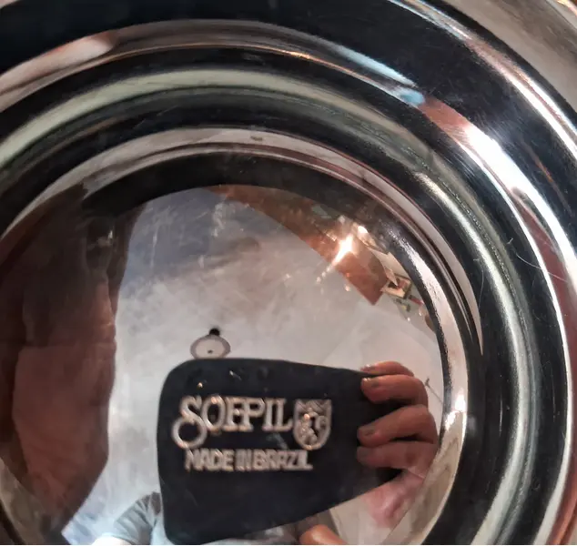 Foto de um(a) Jarra espessurada à prata Soppil, da categoria de Acessórios de cozinha. Linda e prática jarra da marca Soppil, um clássico. Para mesa, com aparador de gelo, ideal para servir água, suco, etc. Mostrado de uma perspectiva diferente. Vendido no marketplace Trésors.