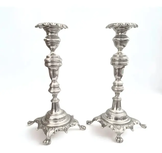 Foto de um(a) Raro par de candelabros em prata de Lei Portuguesa Séc XIX, da categoria de Castiçais. Estes castiçais em prata de lei, datados do Século XIX e contrastados em Lisboa, representam mais do que meros objetos... Mostrado de uma perspectiva diferente. Vendido no marketplace Trésors.